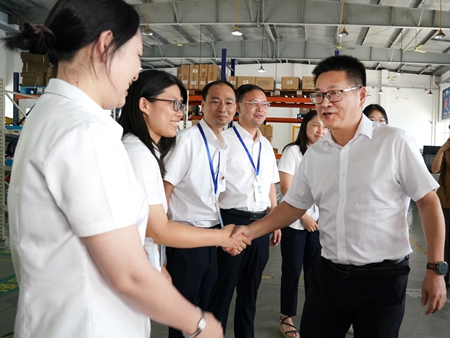 【20240906】集團(tuán)領(lǐng)導(dǎo)慰問(wèn)交通學(xué)校教師，何宇?。ㄓ乙唬ɡ畎⒚窋z）.jpg