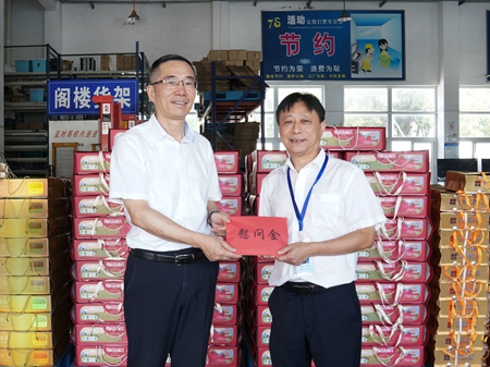 【20240906】集團(tuán)領(lǐng)導(dǎo)慰問(wèn)交通學(xué)校教師，柏衛(wèi)東（左）吳曉斌（右）（李阿梅攝）.jpg
